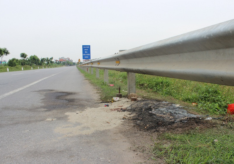 Hiện trường vụ hai mẹ con gặp nạn.