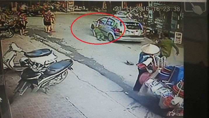 Taxi đóng cửa kính kẹp tay cảnh sát rồi kéo lê trên đường