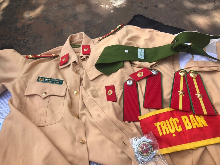 Dùng cảnh phục, thẻ ngành xin CSGT bỏ qua vi phạm