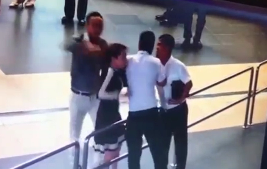 Hình ảnh xô xát giữa 2 nam hành khách và nữ nhân viên sân bay. Ảnh: Cắt từ clip.