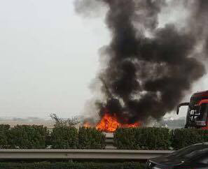 Xế hộp bốc cháy ngùn ngụt trên cao tốc Pháp Vân - Cầu Giẽ 