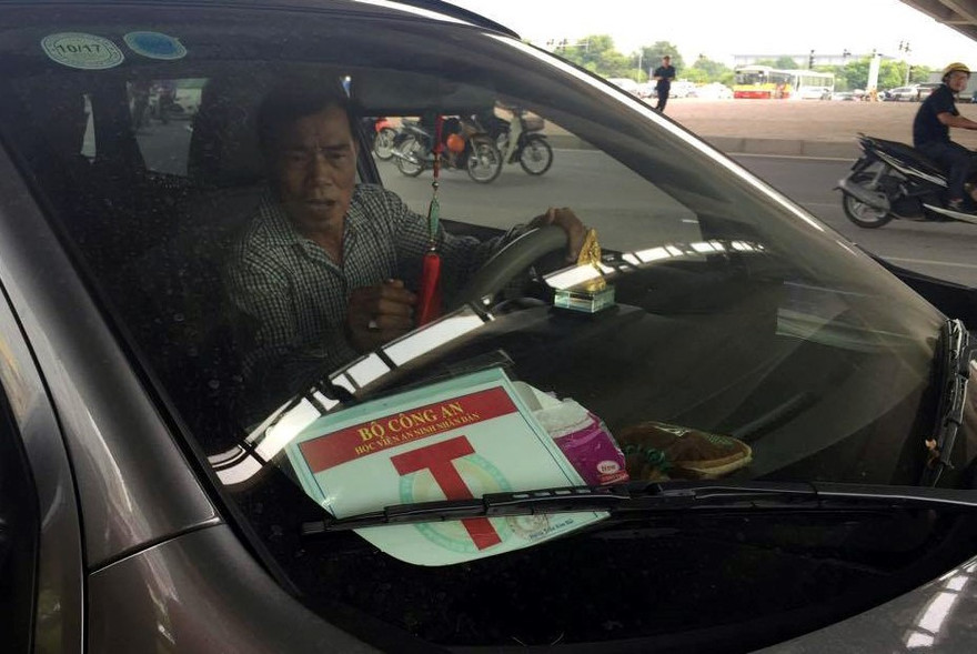 Xử lý xe cá nhân để mũ, trang phục công an sai quy định