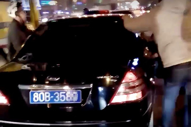 Người dân truy đuổi ôtô biển xanh gây tai nạn bỏ chạy