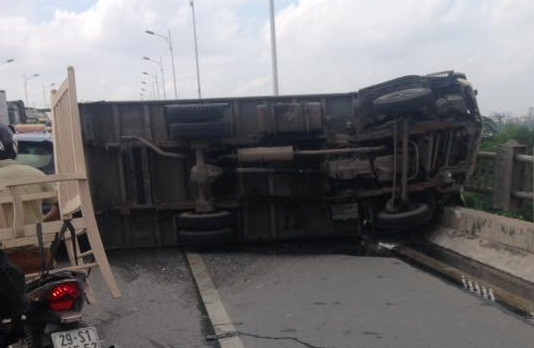 Xe tải lật nghiêng sau va chạm, cầu Vĩnh Tuy ùn ứ hơn 3 giờ 