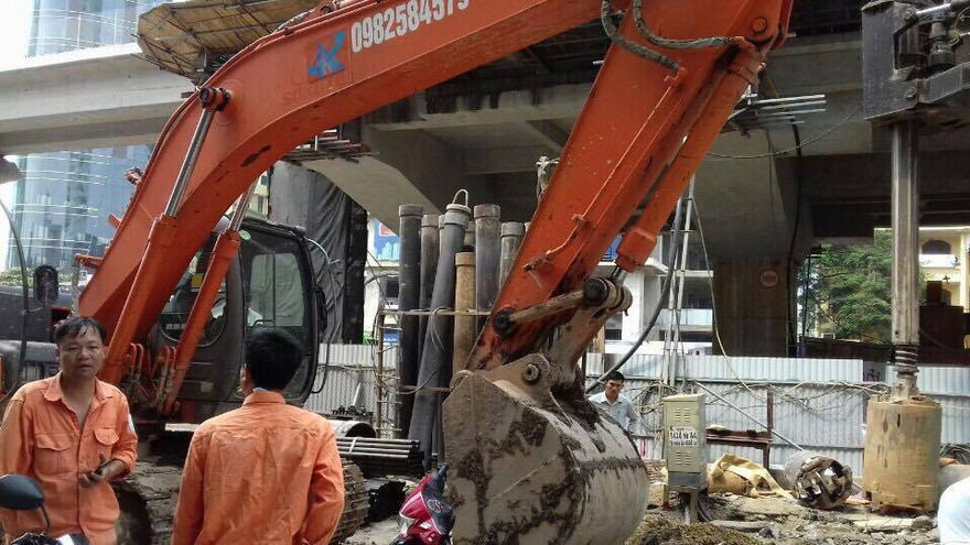 Lái máy xúc trúng đường điện ngầm, hàng trăm hộ dân bị ngắt điện