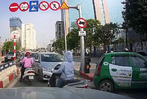 Phạt nguội hàng loạt ô tô đi ngược chiều trên cầu vượt