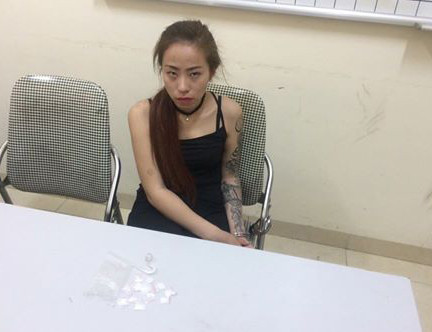 Phạm Thùy L và tang vật tại cơ quan công an. Ảnh: Quân Nguyễn.