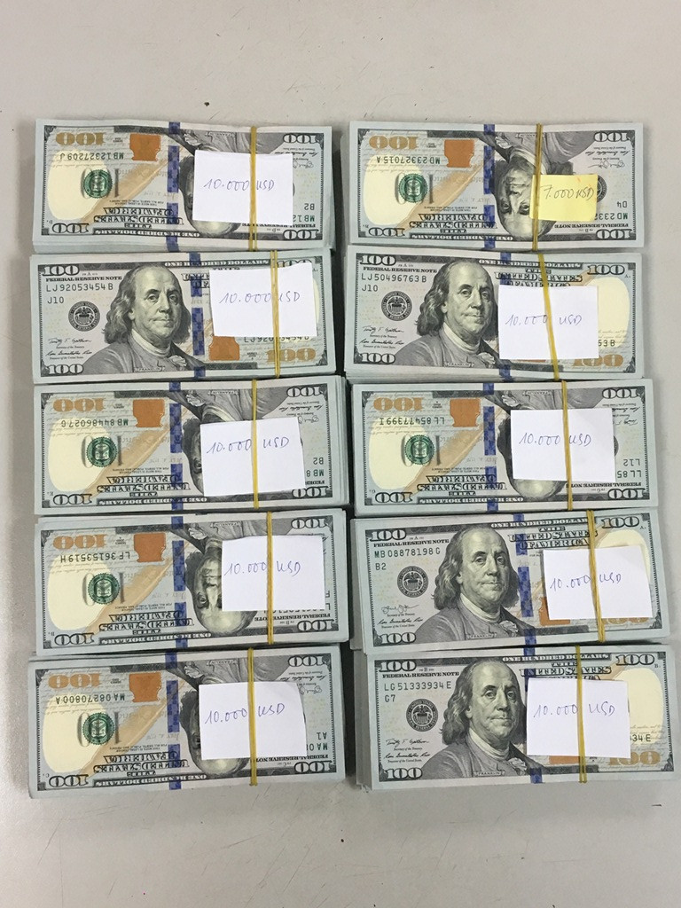 Số ngoại tệ cất giấu trong lúc làm thủ tục xuất cảnh bị phát hiện.