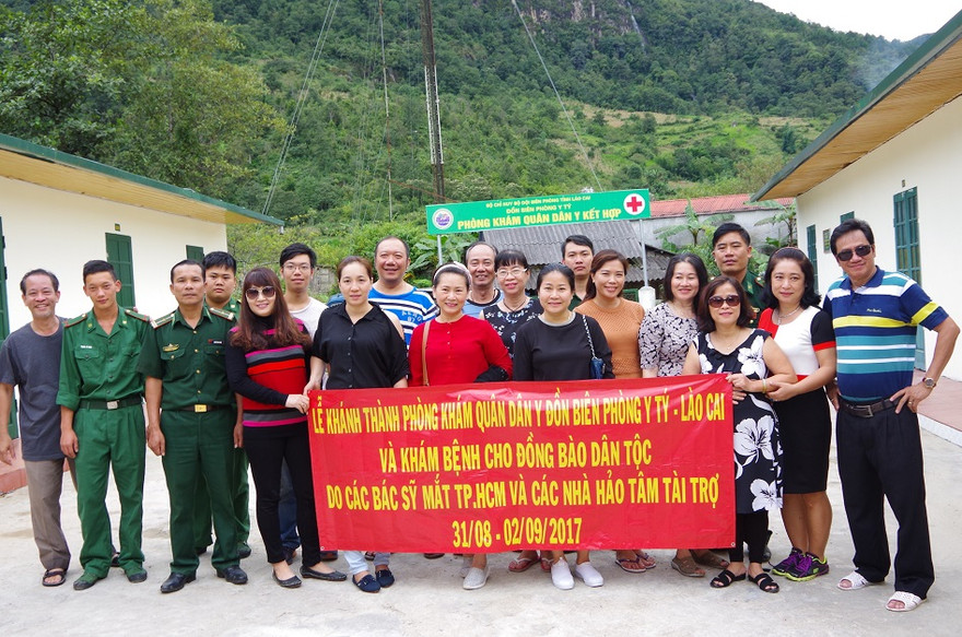 Đoàn y bác sĩ đến từ TPHCM tại lễ bàn giao phòng khám và trang thiết bị y tế cho Đồn biên phòng Y Tý