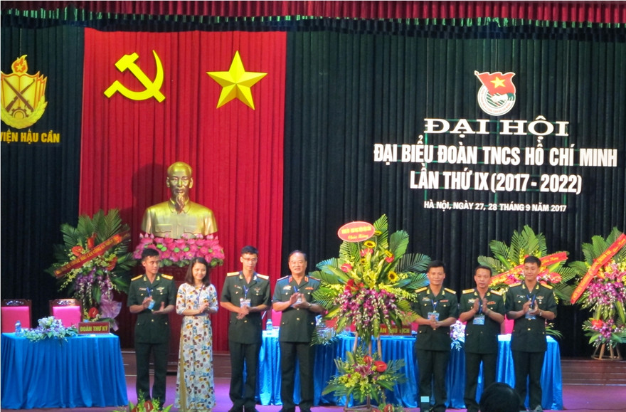 Lãnh đạo Học viện Hậu cần tặng hoa chúc mừng đại hội, sáng 28/9