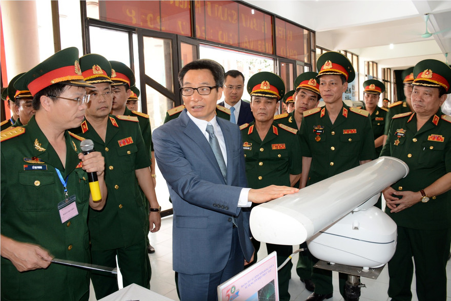 Phó Thủ tướng Vũ Đức Đam tham quan khu trưng bày sản phẩm khoa học công nghệ của Học viện KTQS tại lễ khai giảng