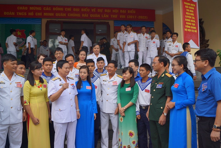 Lãnh đạo Quân chủng Hải quân, Ban Tuyên giáo T.Ư Đoàn, Ban Thanh niên Quân đội trò chuyện với các đại biểu về dự đại hội
