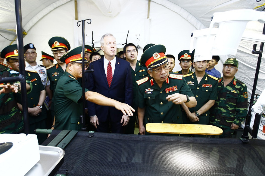 Thượng tướng Nguyễn Chí Vịnh, Thứ trưởng Bộ Quốc phòng, Trưởng ban chỉ đạo Bộ Quốc phòng về việc Việt Nam tham gia hoạt động GGHB Liên hợp quốc và Đại sứ Hoa Kỳ tại Việt Nam Ted Osius tham quan khu vực BVDC cấp 2