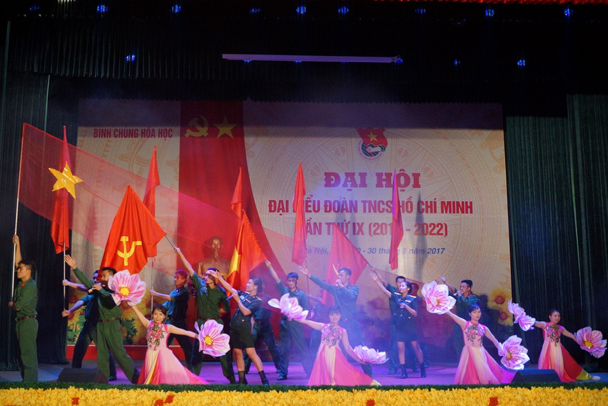 Lính trẻ phòng hóa vì màu xanh thân yêu