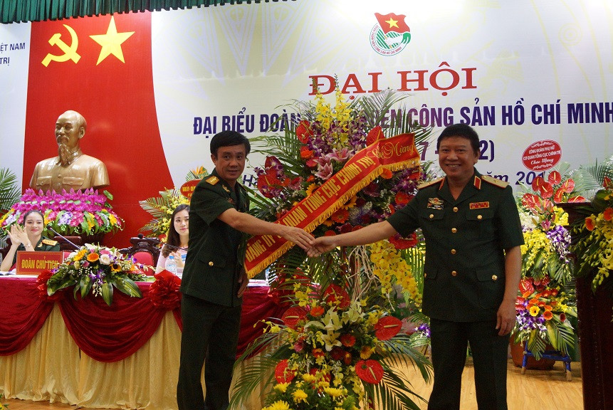 Thiếu tướng Lê Hiền Vân, Phó Chủ nhiệm Tổng cục Chính trị QĐND Việt Nam tặng hoa chúc mừng đại hội, sáng 18/8