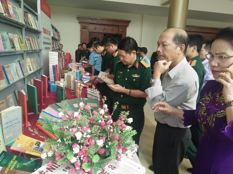 '100 năm chủ nghĩa xã hội hiện thực - Giá trị lý luận và thực tiễn'