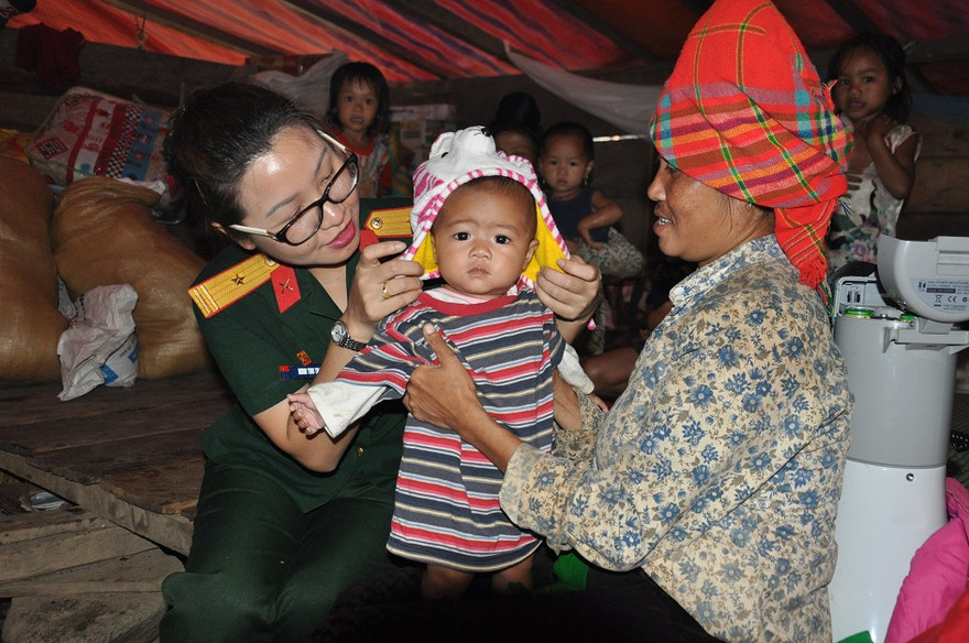 Chia sẻ khó khăn với người dân vùng mưa lũ