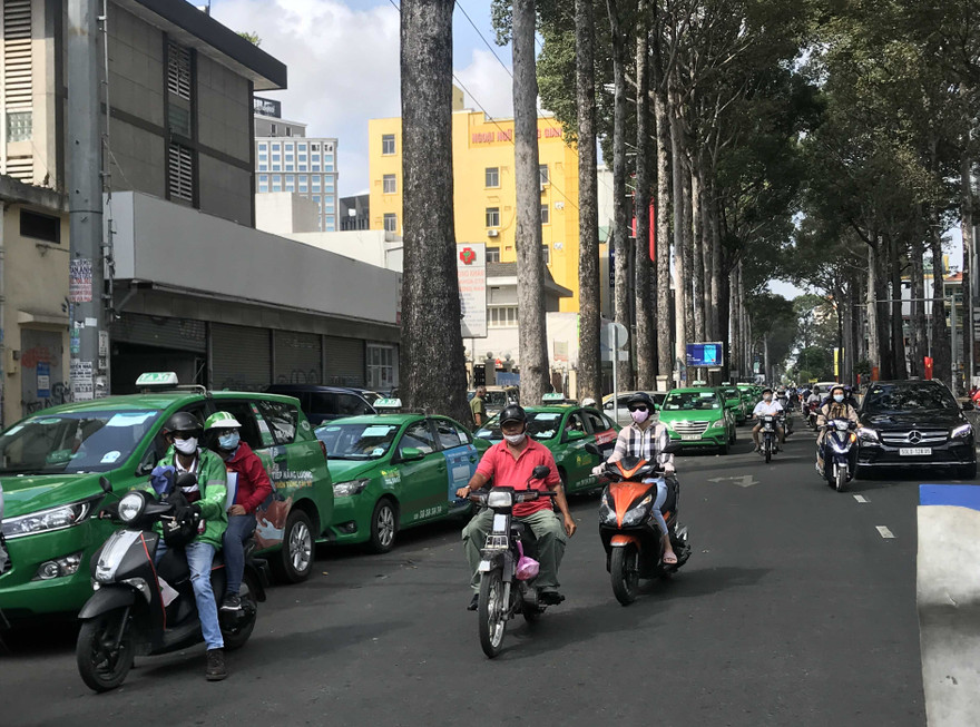 Xe taxi, xe hợp đồng dưới 9 chỗ tiếp tục dừng hoạt động từ ngày 23/4.