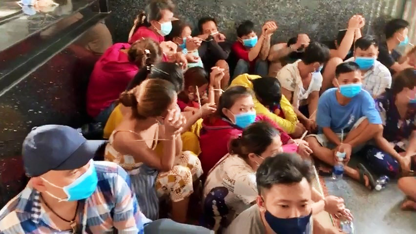 Hàng chục con bạc bị bắt quả tang khi đang tập trung sát phạt trong ngày giãn cách xã hội.