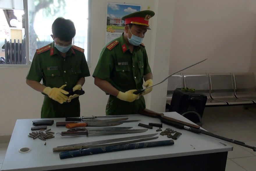 Nhiều loại vũ khí được người dân giao nộp cho Công an.