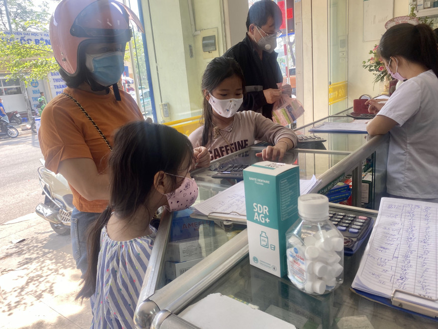 Người dân 'săn' nước súc họng sát khuẩn phòng bệnh
