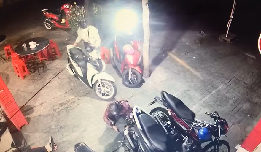 Hai thanh niên bẻ khóa trộm xe máy tại đám tang.