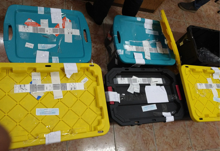 Các kiện hàng lậu bị thu giữ.