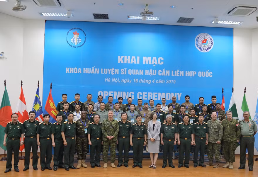 Các đại biểu tham dự khai mạc khóa huấn luyện
