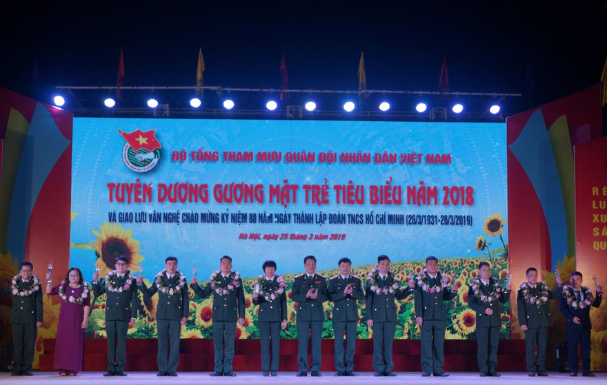 Lãnh đạo Cục Chính trị Bộ Tổng tham mưu và Ban Thanh niên Quân đội trao tặng danh hiệu Gương mặt trẻ tiêu biểu cho các cá nhân xuất sắc 