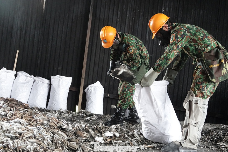 Bộ đội Hoá học thu gom bóng đèn compact tại hiện trường vụ cháy, sáng 12/9. Ảnh: Nguyễn Minh