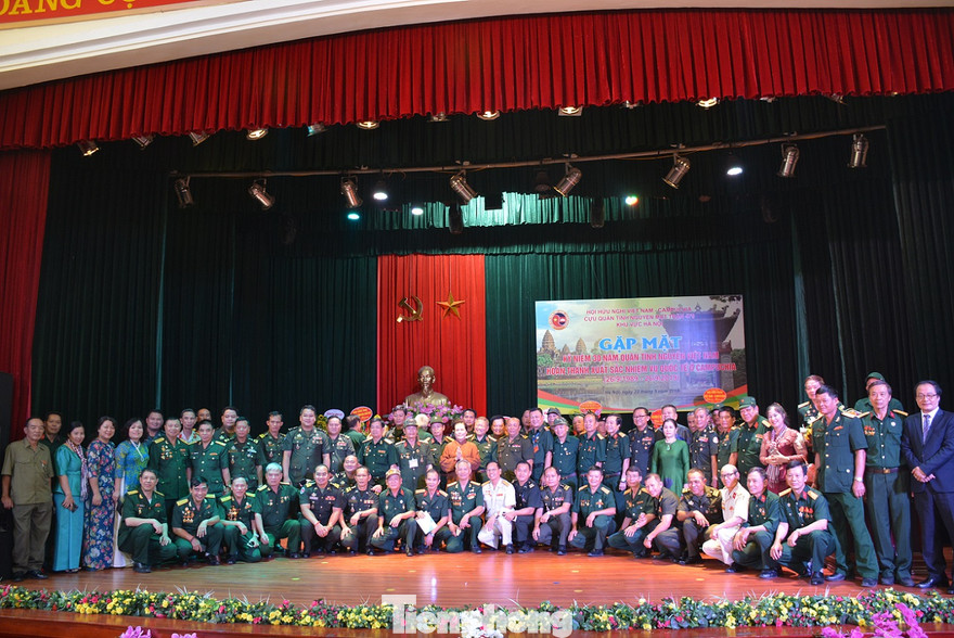 Các đại biểu về dự lễ kỷ niệm đã cùng nhau ôn lại những kỷ niệm một thời chiến đấu vì chính nghĩa, giúp nước bạn Campuchia