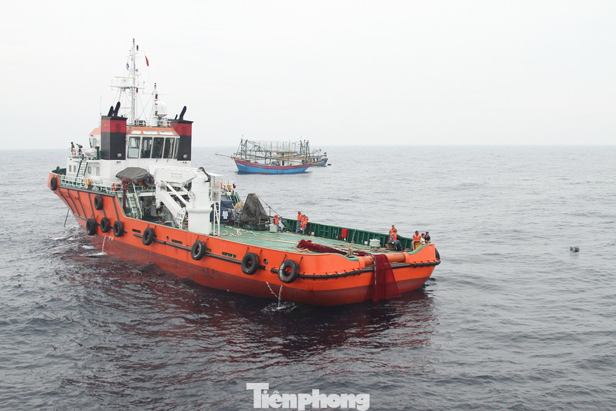 Công tác tìm kiếm 9 ngư dân mất tích vẫn đang tiếp tục 