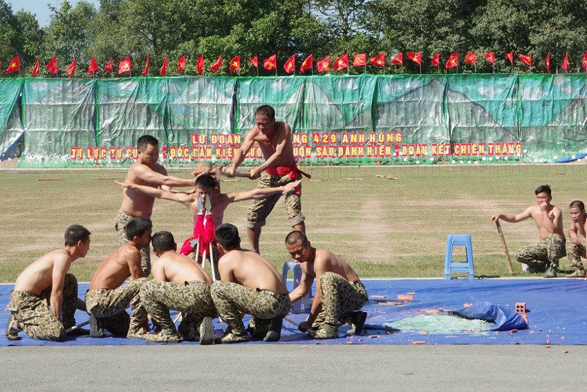 Chiến sĩ Lữ đoàn Đặc công bộ 429 trình diễn Song nhãn đả ngân thương (dùng mũi thương chống vào hai mắt công phá gạch sau gáy) 