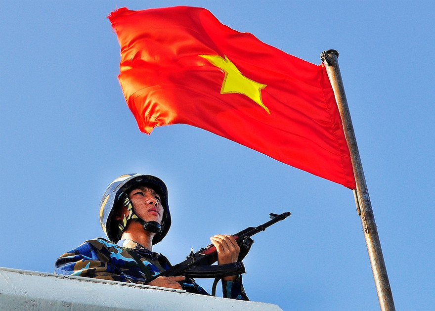 Chiến sĩ Trường Sa canh gác trên đảo Cô Lin. Ảnh: Hoàng Ngọc Thạch