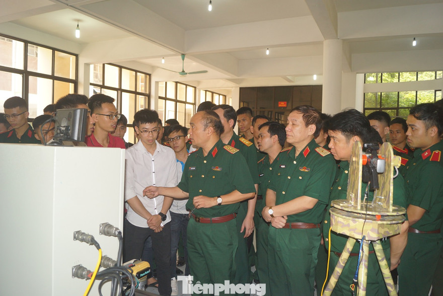 Lãnh đạo các đơn vị dự hội nghị tham quan khu trưng bày sản phẩm sáng tạo khoa học trẻ của Học viện KTQS, sáng 17/5