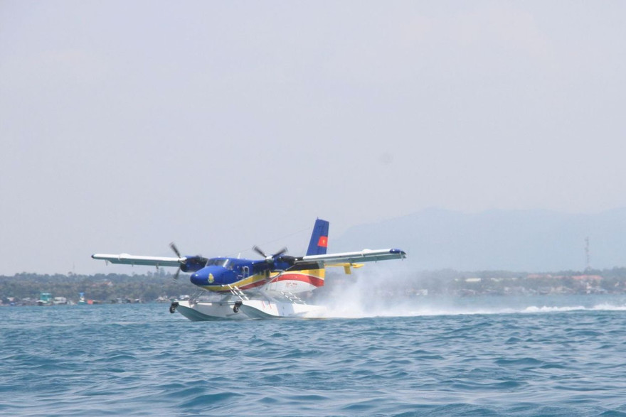 Thủy phi cơ DHC-6 Không quân Hải quân huấn luyện hạ cánh trên biển. Ảnh: Báo Hải quân