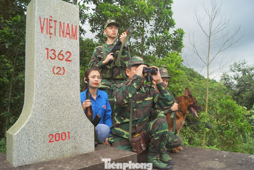 Cán bộ, chiến sĩ Đồn Biên phòng Bắc Sơn và ĐVTN địa phương bên cột mốc chủ quyền
