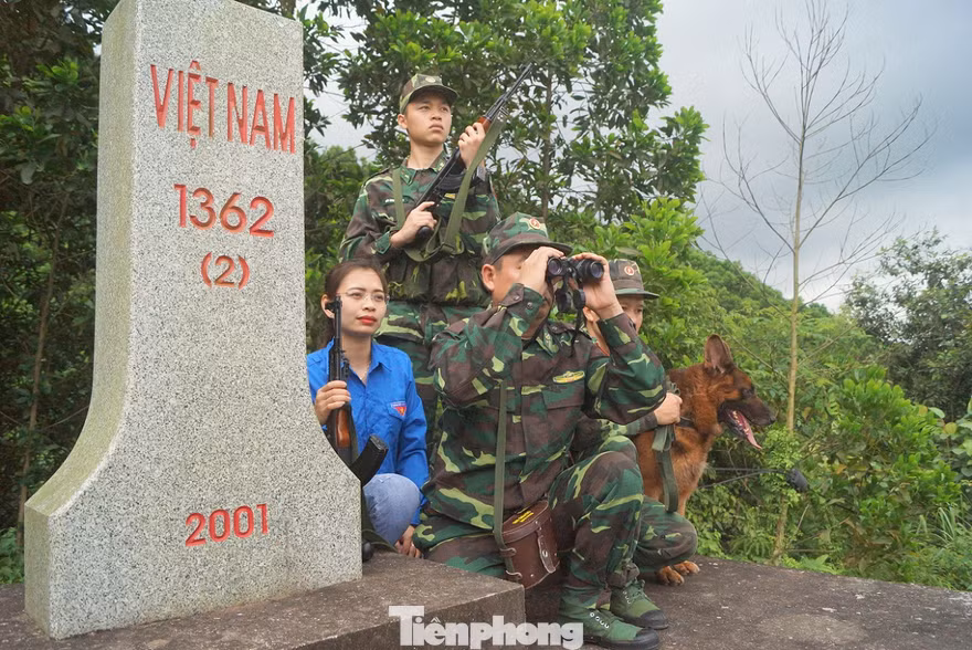 Cán bộ, chiến sĩ Đồn Biên phòng Bắc Sơn và ĐVTN địa phương bên cột mốc chủ quyền