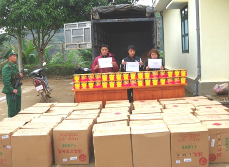 Biên phòng Cao Bằng bắt 3 đối tượng vận chuyển 1,35 tấn pháo