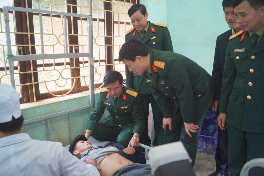 Lãnh đạo Ban Thanh niên Quân đội, Cục Chính trị Quân khu 1 và các đơn vị thăm hỏi người dân huyện Tràng Định tới khám chữa bệnh, sáng 29/1