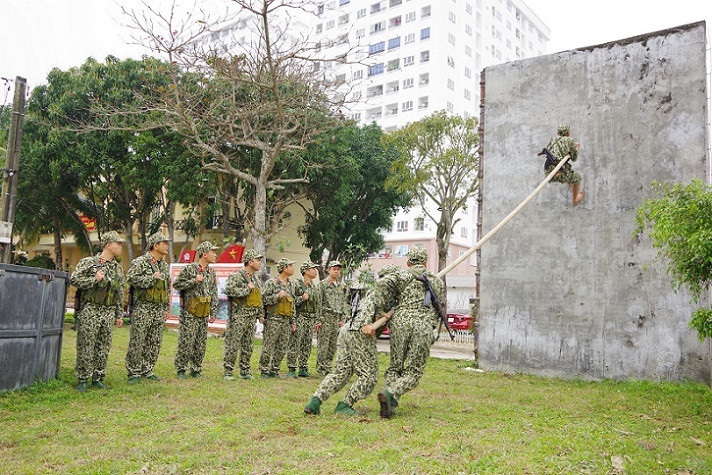 Cán bộ, chiến sĩ Đại đội Trinh sát 20 luyện tập nội dung vượt vật cản