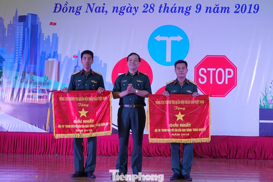 Thừa ủy quyền của lãnh đạo Tổng cục Chính trị, Thiếu tướng Nguyễn Văn Bình, Phó Chính ủy Tổng cục Kỹ thuật trao giải Nhất cho đội thi Quân đoàn 4 và Trường Sĩ quan Lục quân 2