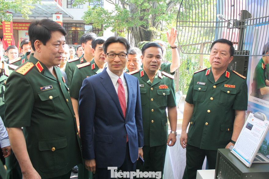 Phó Thủ tướng Vũ Đức Đam và các tướng lĩnh quân đội tham quan khu trưng bày sản phẩm nghiên cứu khoa học của tuổi trẻ Binh chủng Thông tin liên lạc