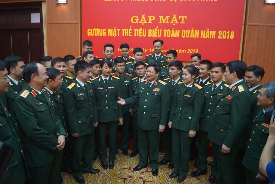 Đại tướng Ngô Xuân Lịch và Đại tướng Lương Cường trò chuyện với các đại biểu tại cuộc gặp mặt, chiều 14/3