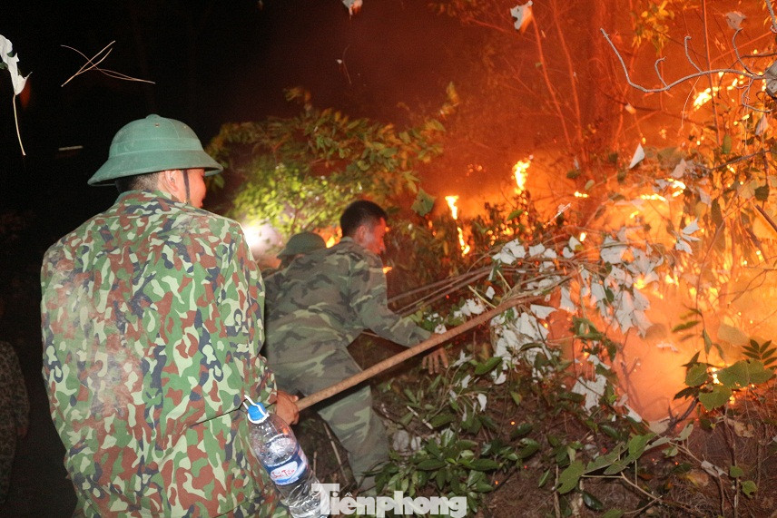 Cán bộ, chiến sĩ Tiểu đoàn Đặc công 31 (Bộ Tham mưu Quân khu 4) chữa cháy rừng ở huyện Nghi Xuân, Hà Tĩnh