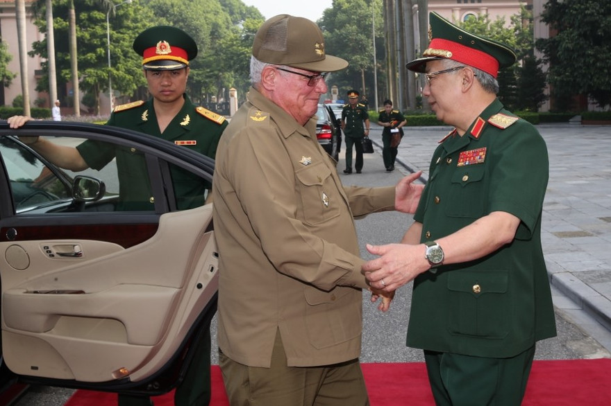 Thượng tướng Nguyễn Chí Vịnh đón Thượng tướng Álvaro López Miera tới dự Đối thoại lần thứ 3, sáng 17/9