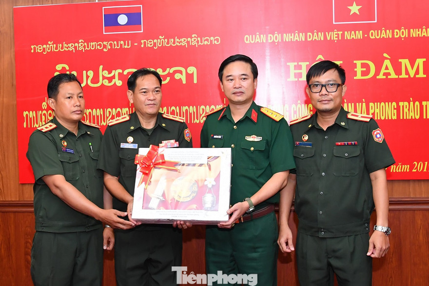 Tùy viên Quốc phòng Lào tại Việt Nam và đại biểu lãnh đạo đoàn sĩ quan trẻ Lào trao tặng quà lưu niệm cho lãnh đạo Ban Thanh niên Quân đội 