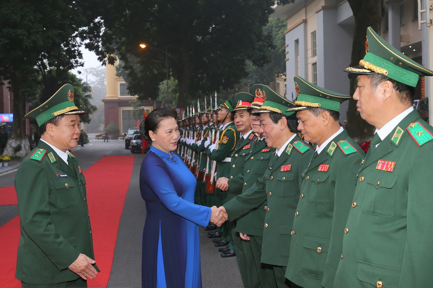 Các tướng lĩnh Bộ Quốc phòng và Bộ đội Biên phòng đón Chủ tịch Quốc hội Nguyễn Thị Kim Ngân vào sáng 14/1