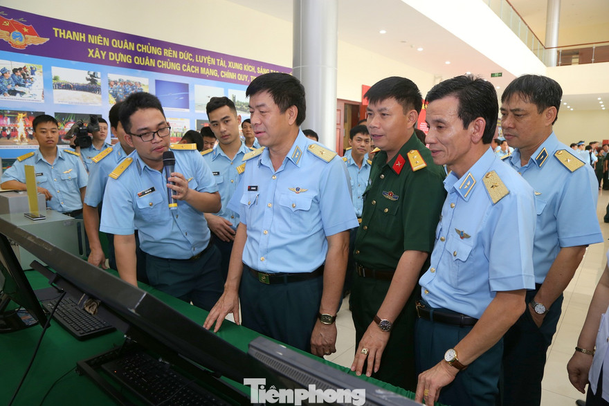 Lãnh đạo, đại biểu Quân chủng Phòng không - Không quân và các đơn vị tham quan các sản phẩm, đề tài, sáng kiến tiêu biểu, sáng 14/5