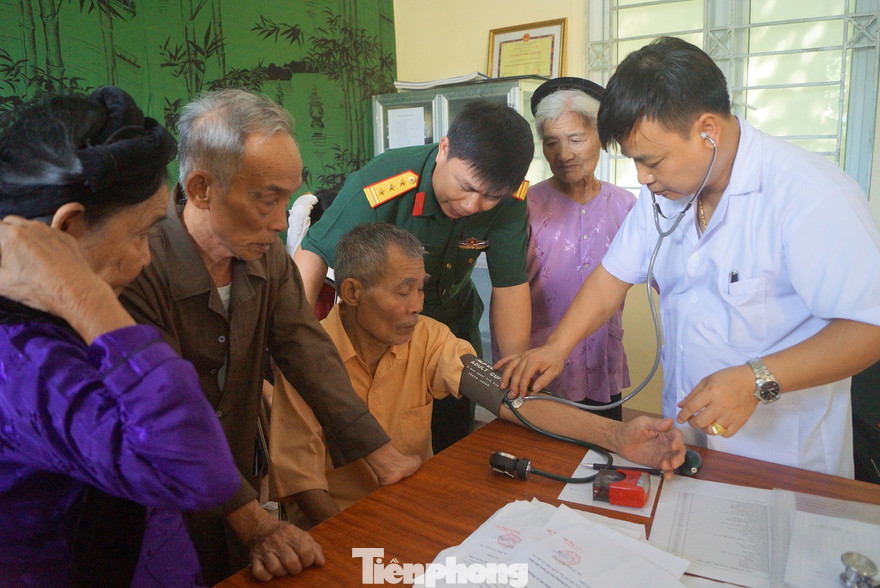 Thượng tá Trần Viết Năng, Trưởng ban Thanh niên Quân đội thăm hỏi các đối tượng chính sách tới khám chữa bệnh miễn phí trong chương trình tri ân tại Phú Thọ, sáng 7/7